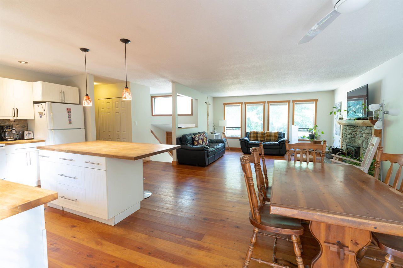 1124 Plateau Cres