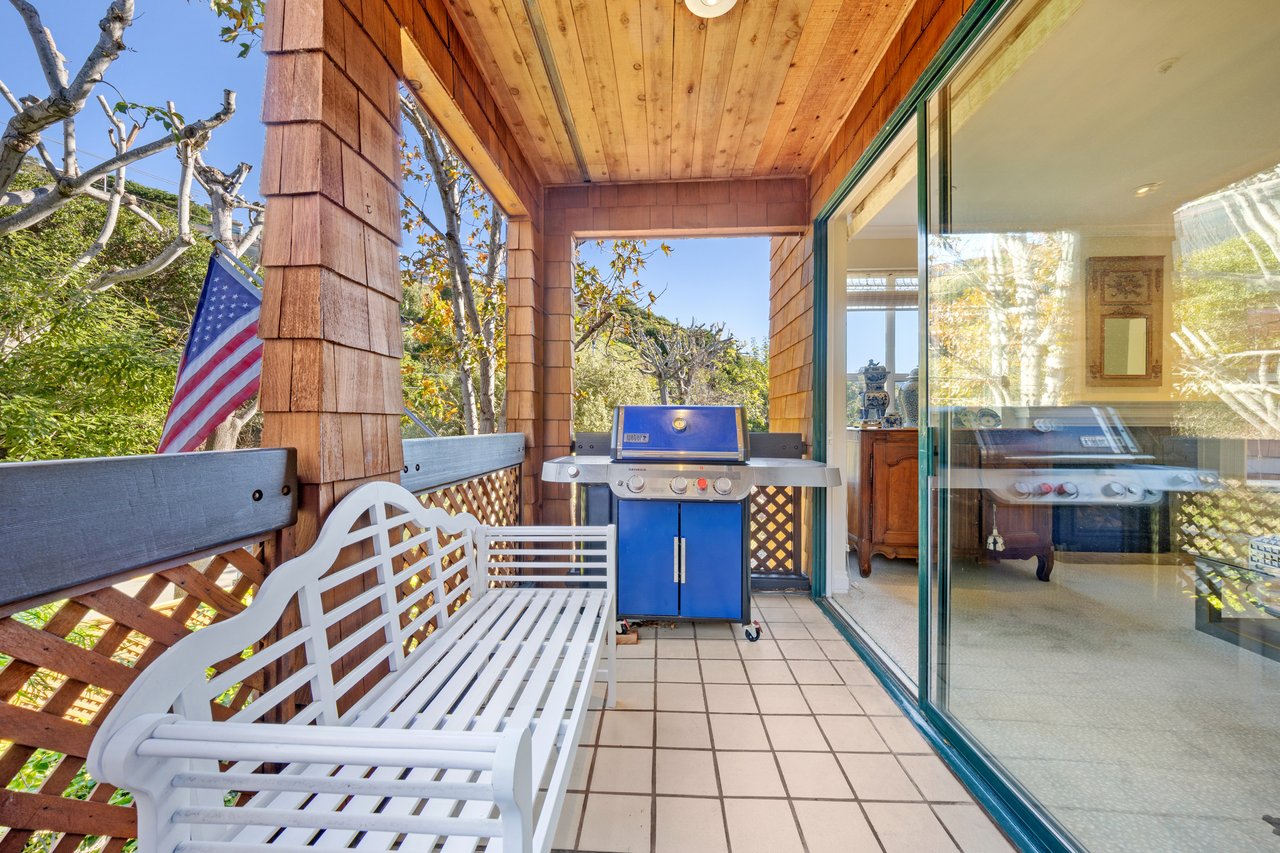 Luxurious End Unit in Point Tiburon