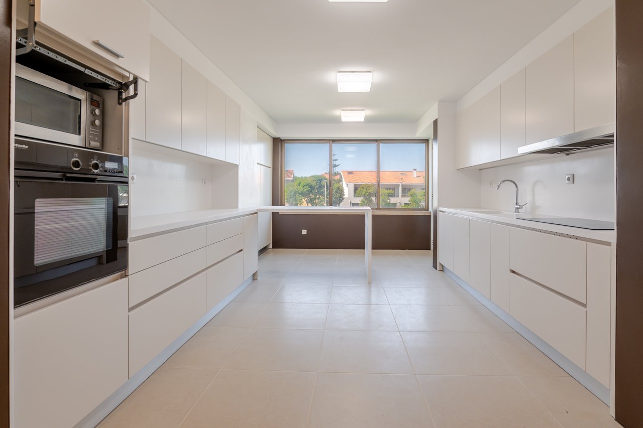 Luxury 5-Bedroom Apartment with Balcony & Private Garage in Foz do Douro, Porto