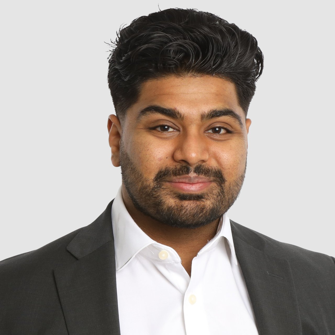 Ismail Momla Toronto, ON Real Estate Agent Headshot