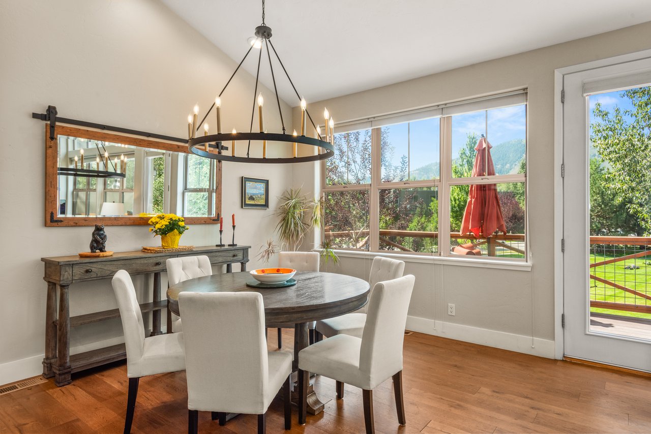 Warm & Inviting Willits Townhome