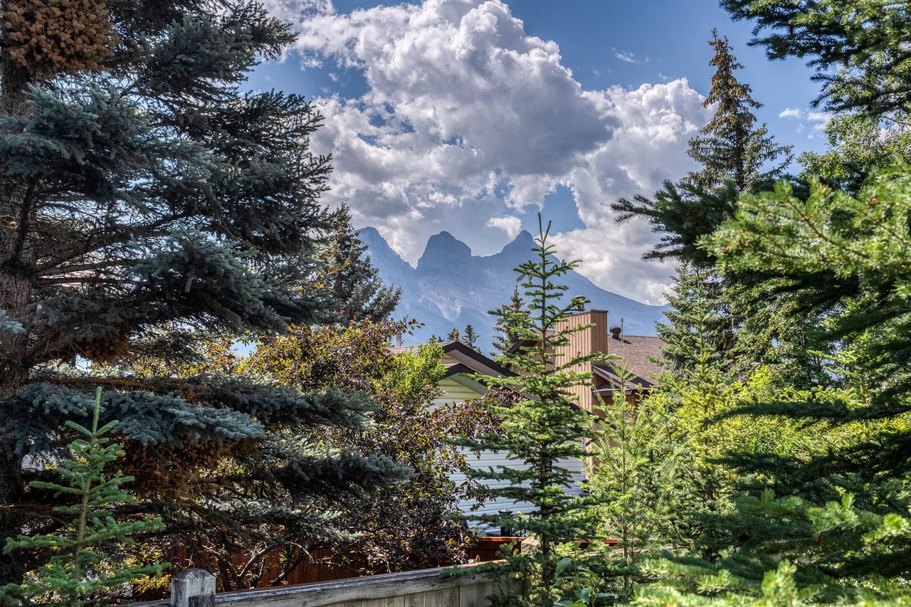 330 Canyon Close