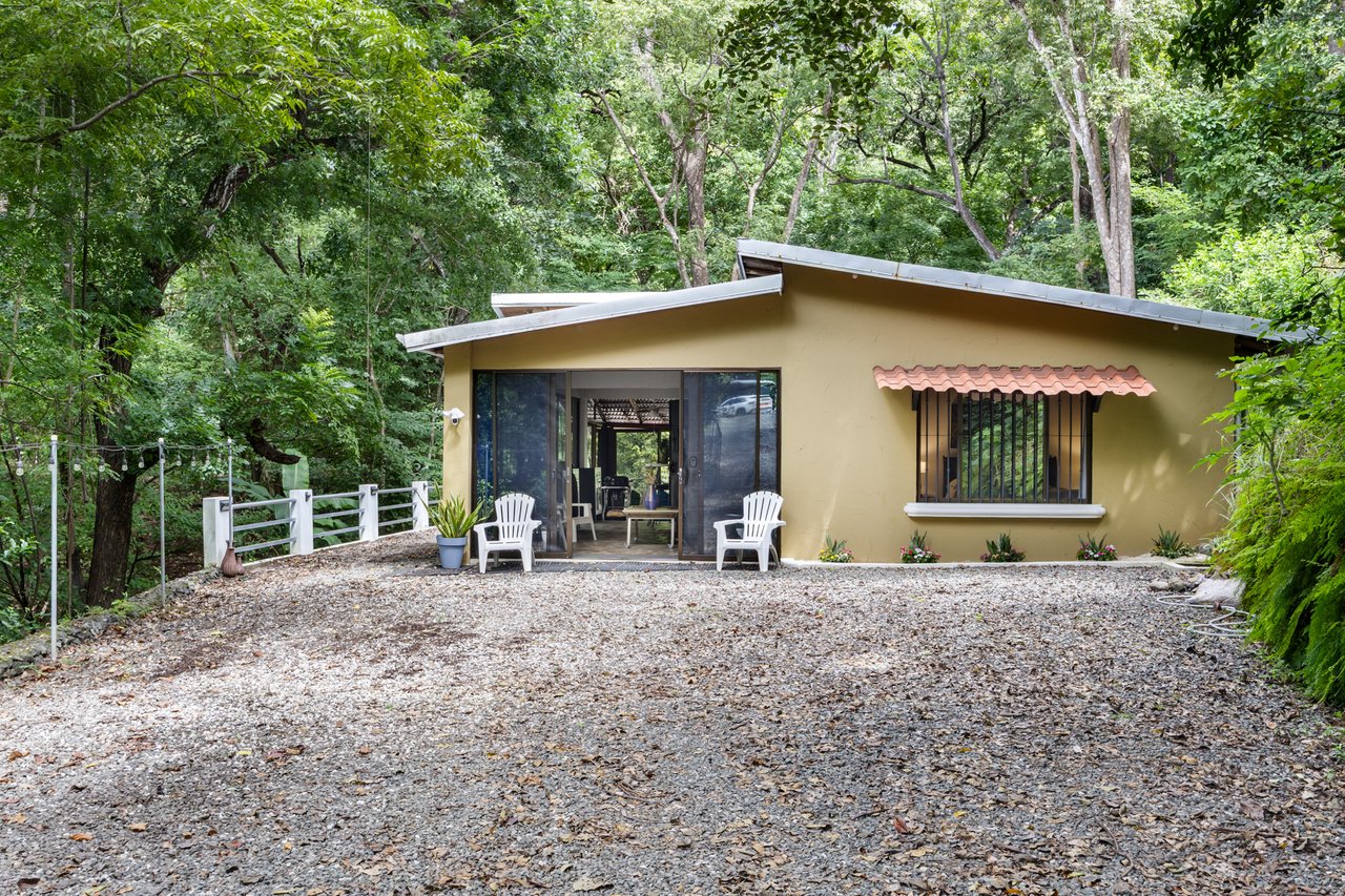 Casa Brillante & Casita Cinco Playas | Modern Home with Guest Casita, Pool & Mountain Views in Huacas