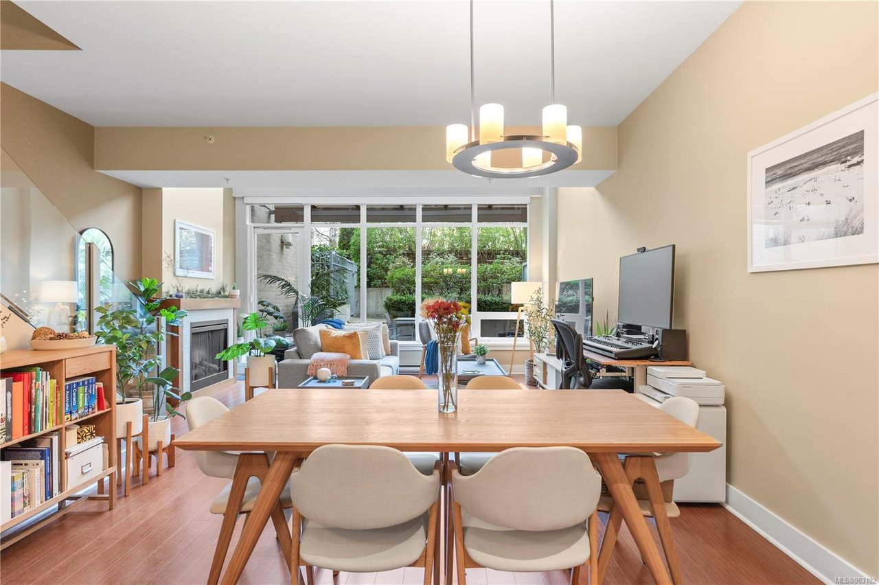 302-828 Rupert Terr, Victoria