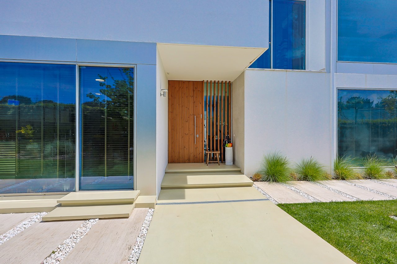 “The Green Villa” – Elegant Luxury Villa with Pool in Carnaxide, Oeiras