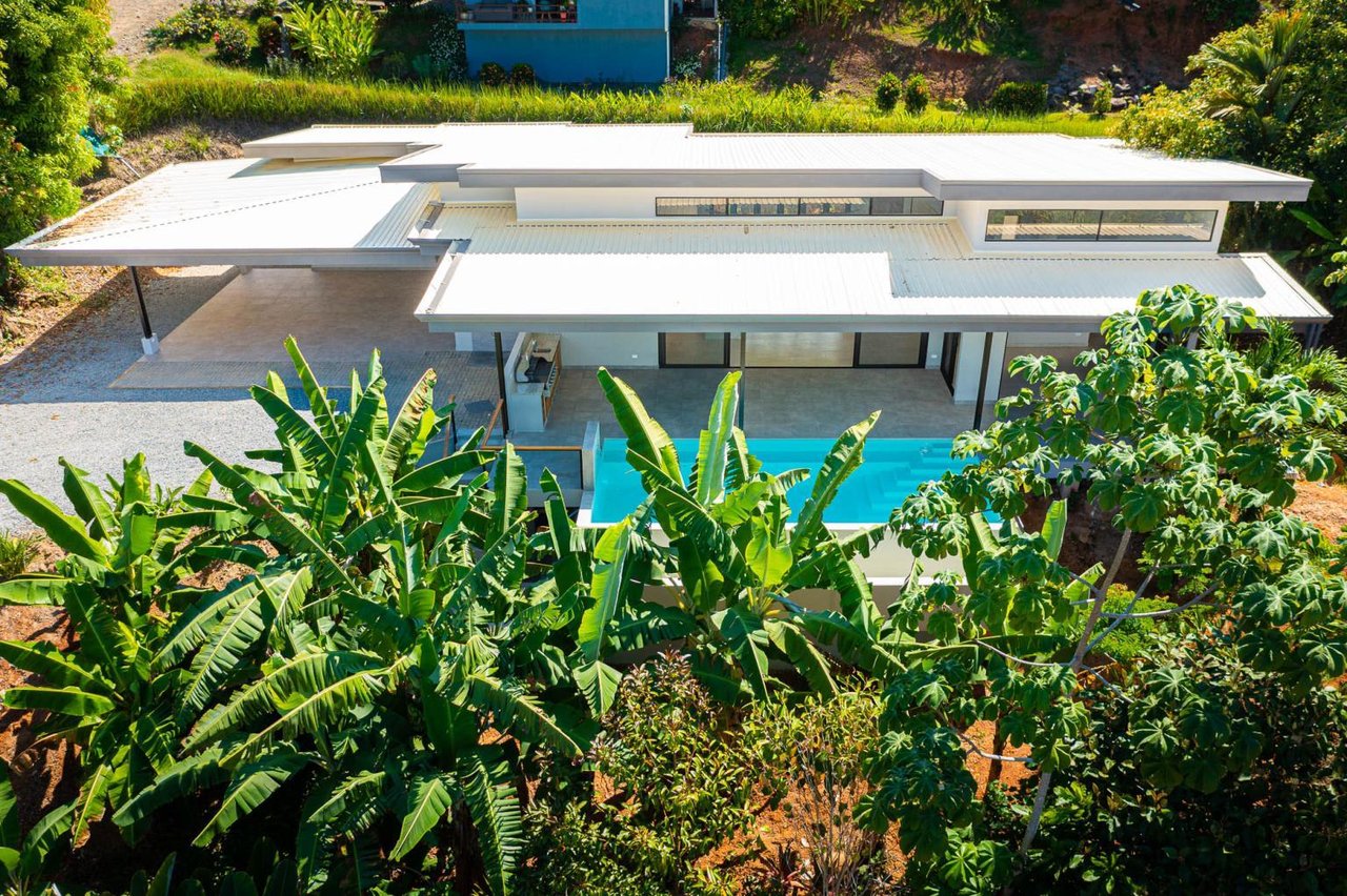 Contemporary New Build Ready for Move-in!