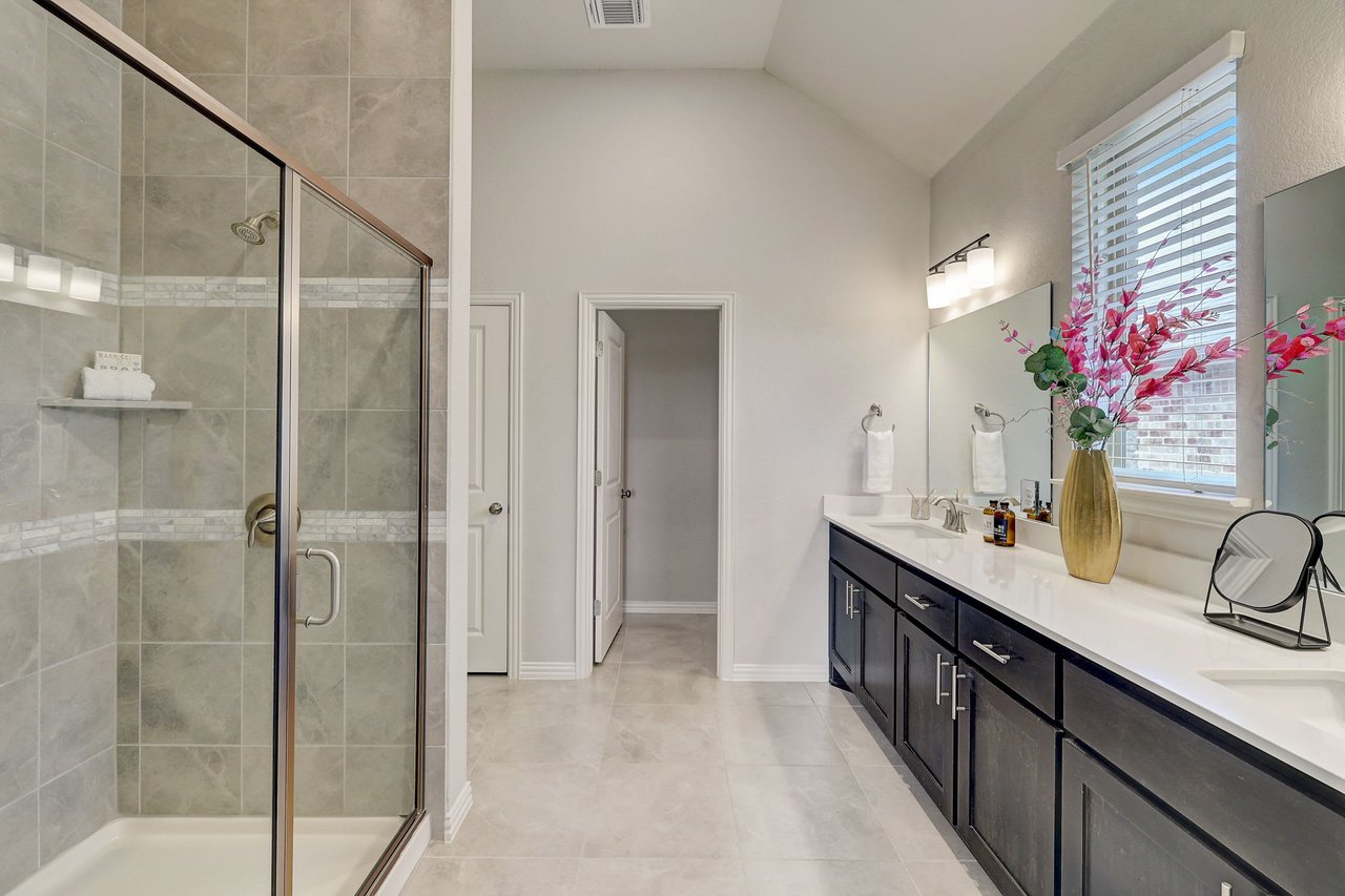 Charming single-story home in the desirable Paloma Lake in RR that backs to a greenbelt!