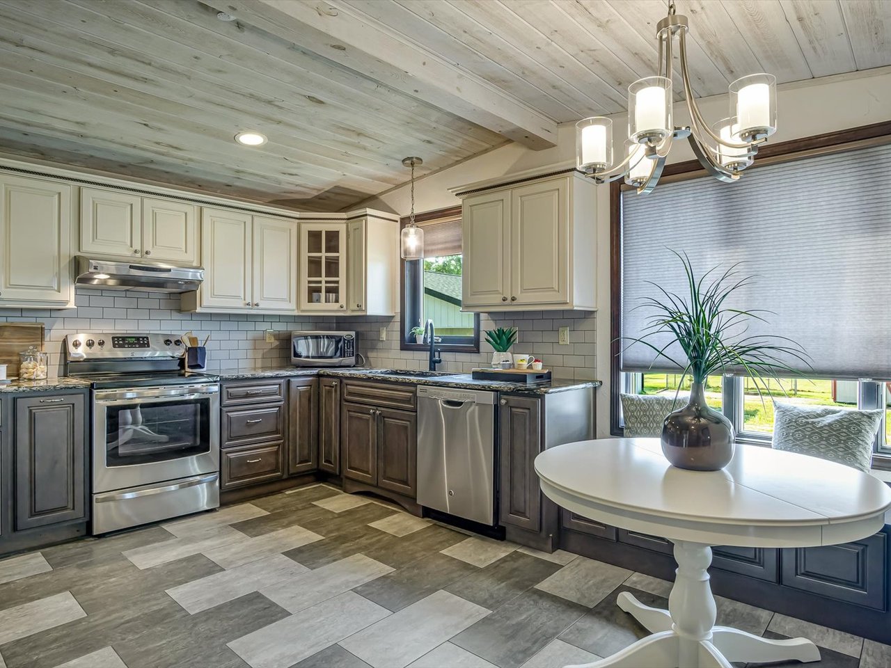 Spacious Country Home on Nearly 10 Acres – 2622 Kaiser Road 