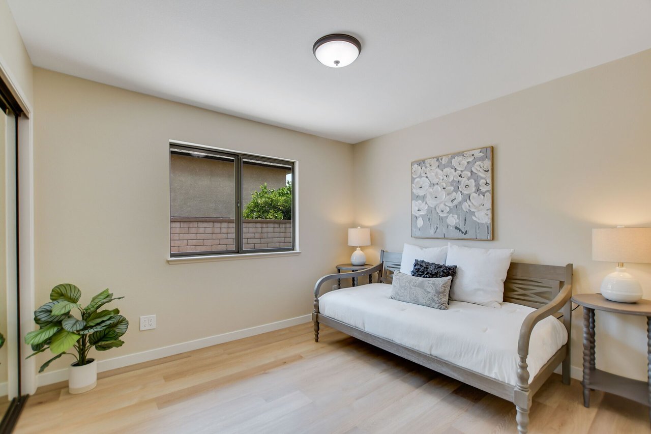 5697 Los Robles