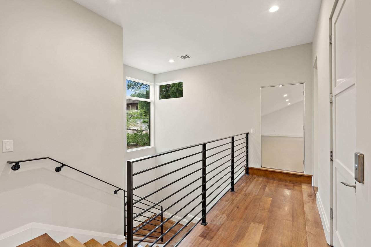 Las Lomas Contemporary