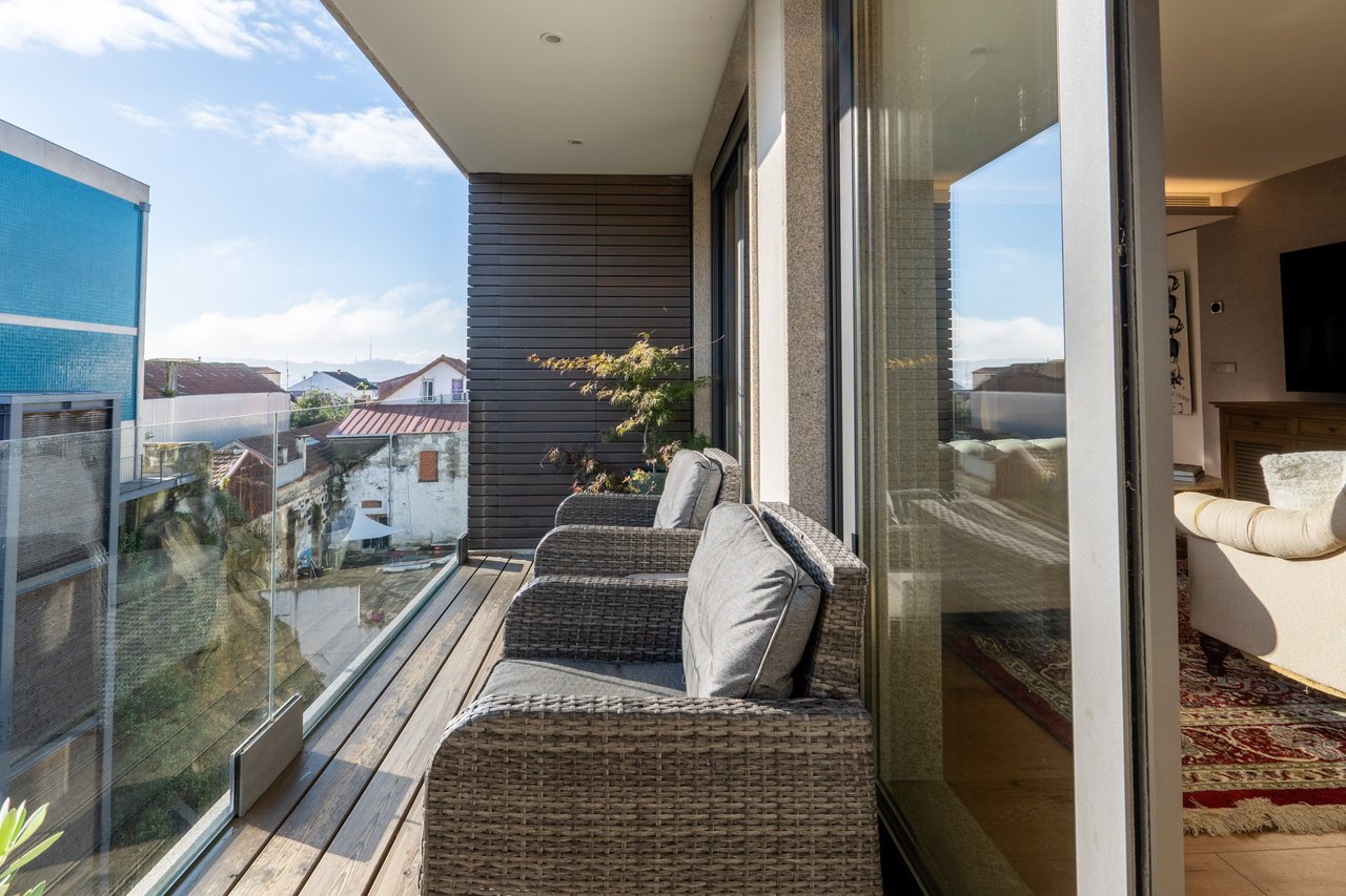 Modern Two-Bedroom Duplex Apartment in Porto