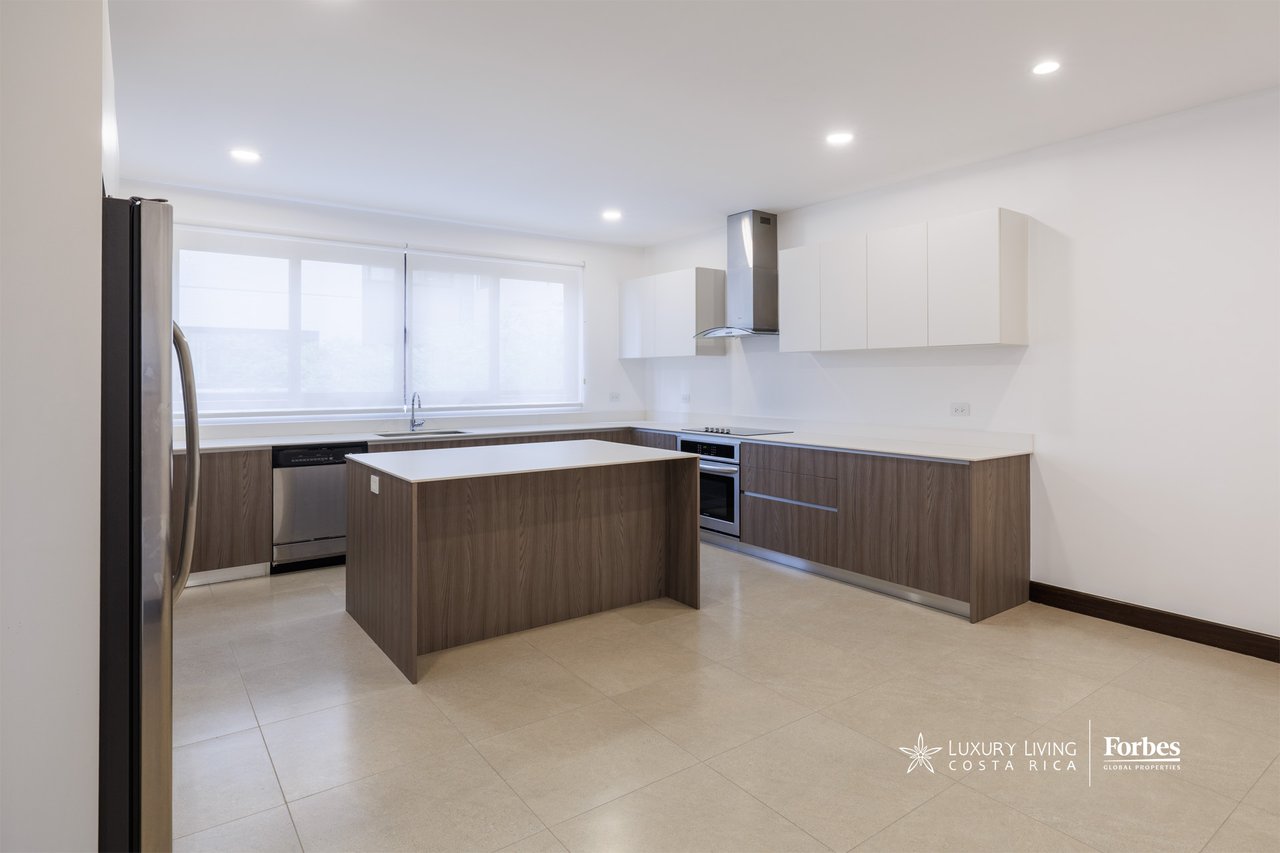 21475 - Modern apartment, 4 bedrooms + maid's quarters in Escazu for sale and rent