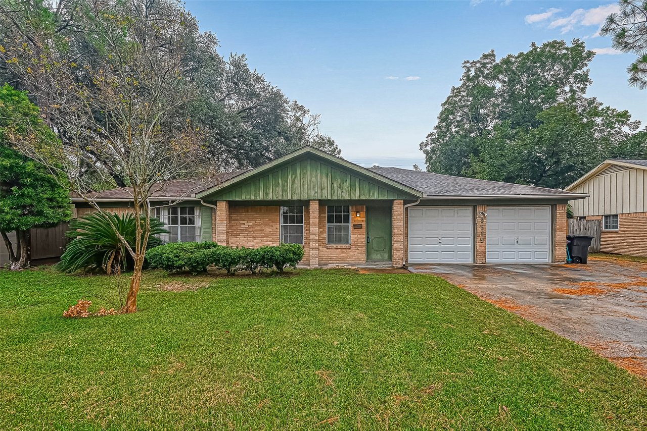 9515 Meadowglen Ln