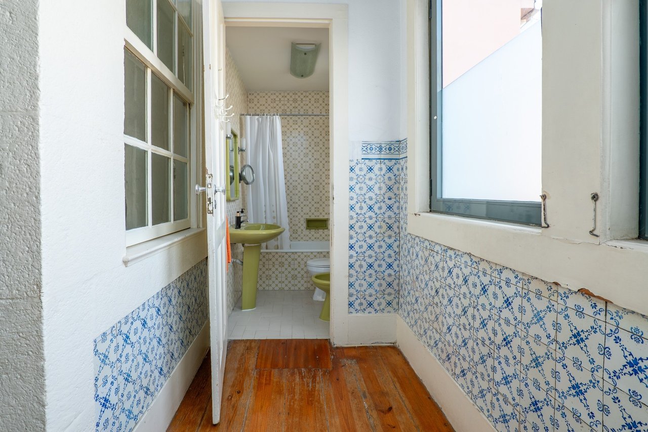 Historic Home for Restoration in Matosinhos, Porto – Prime Coastal Investment Opportunity