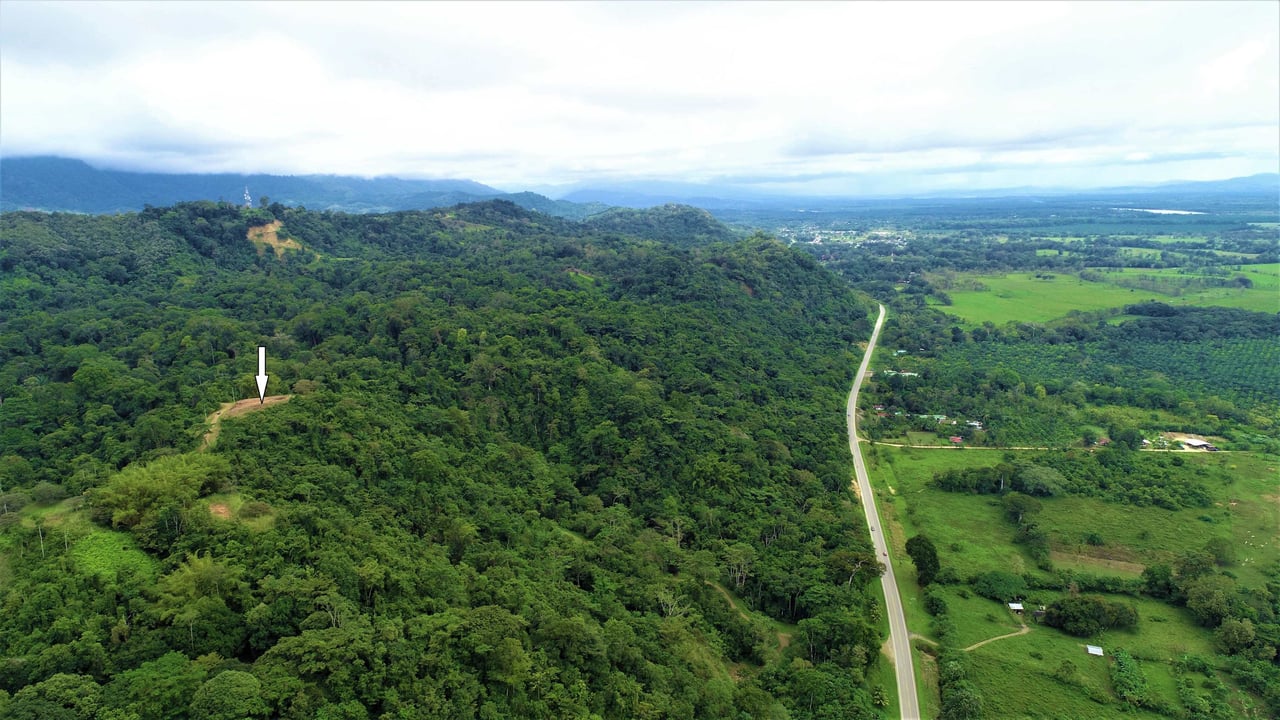 9 acres property with 360 panoramic views and 80m highway frontage