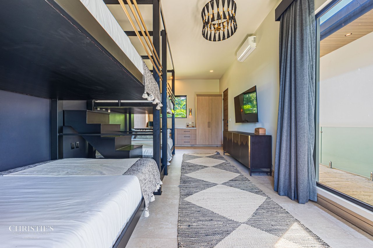 Luxury Estate in Escaleras — 5.5 Acres Majesty of Incredible Ocean Views 