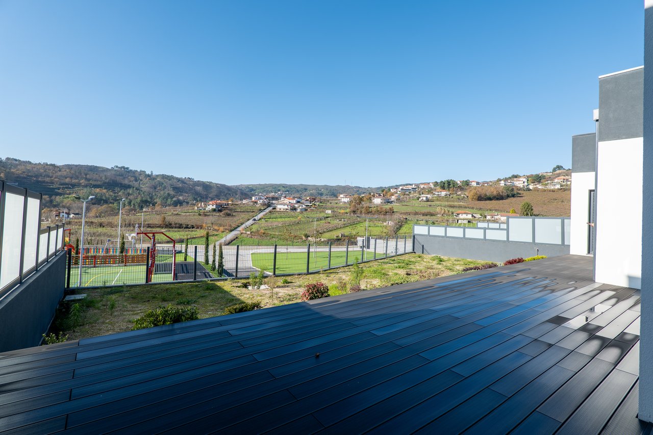  3-Bedroom Villa with Private Garage near Porto