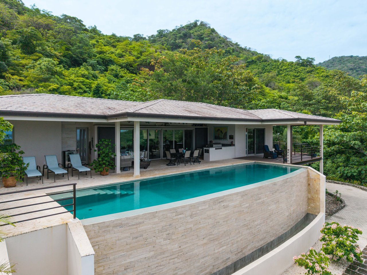 Casa Pickle on the Hill | Spacious Private Estate with Pickleball Court, Mature Gardens & Independent Guest Apartment