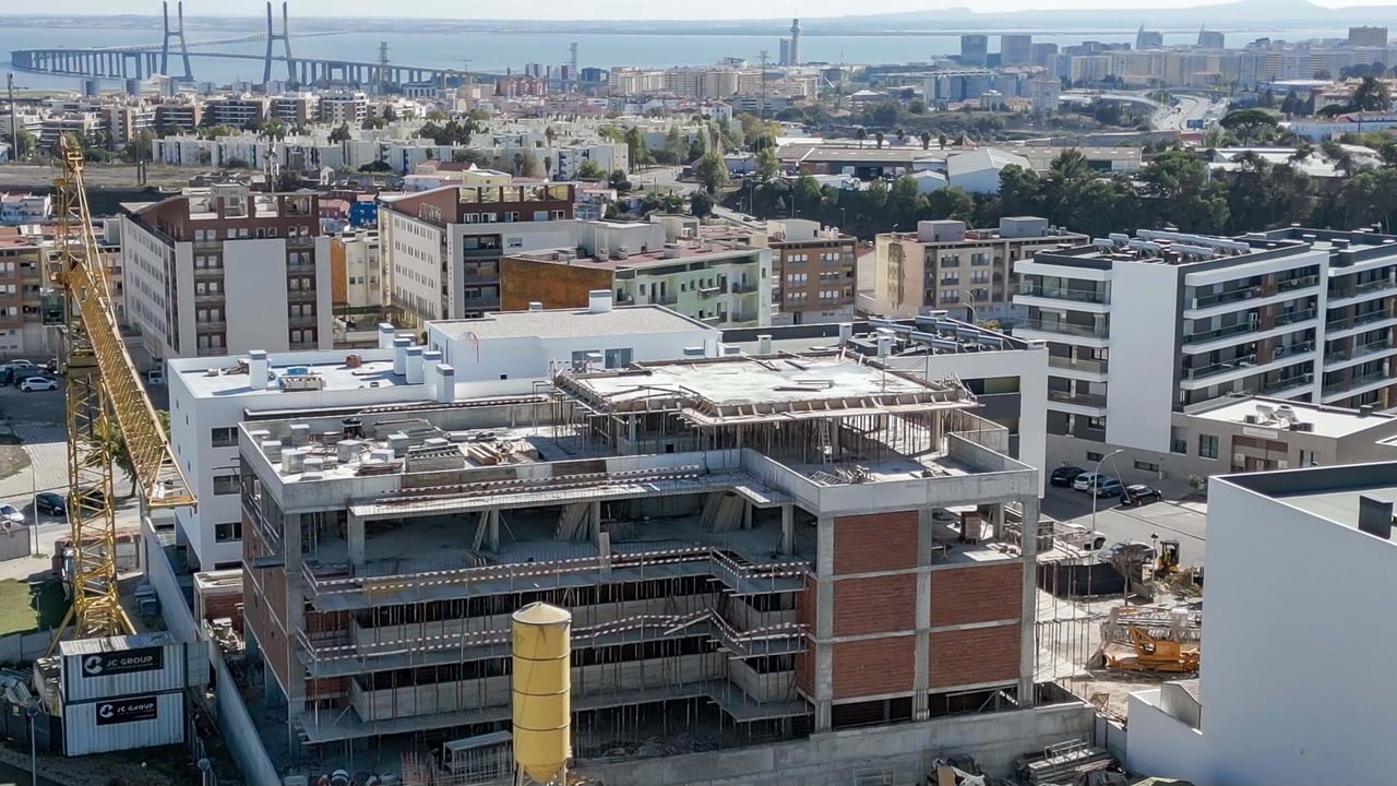 Modern 1-Bedroom Apartment in Camarate, Loures