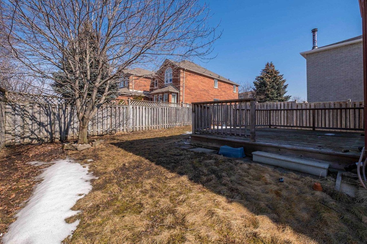DETACHED CORNER LOT