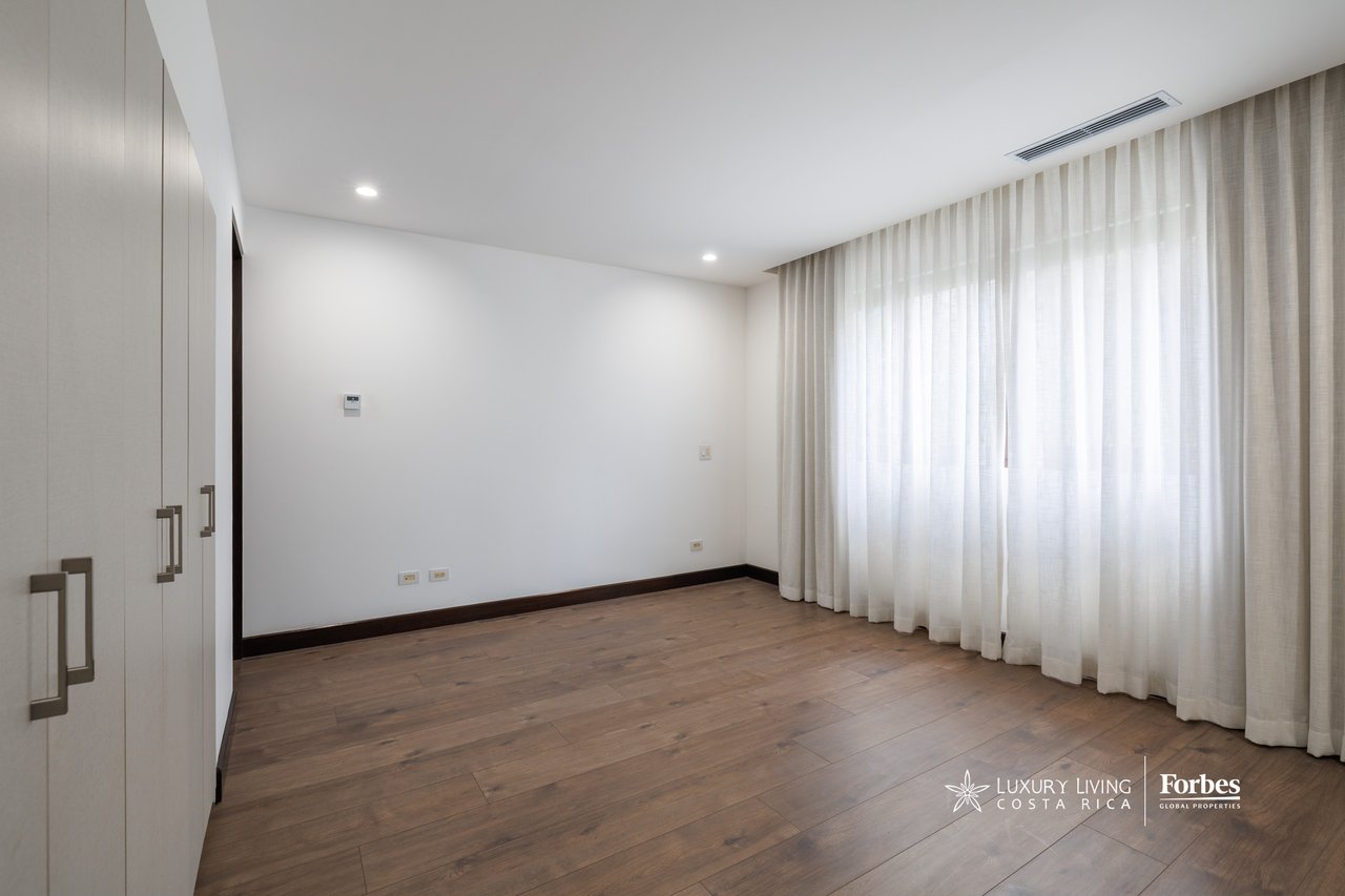 21475 - Modern apartment, 4 bedrooms + maid's quarters in Escazu for sale and rent