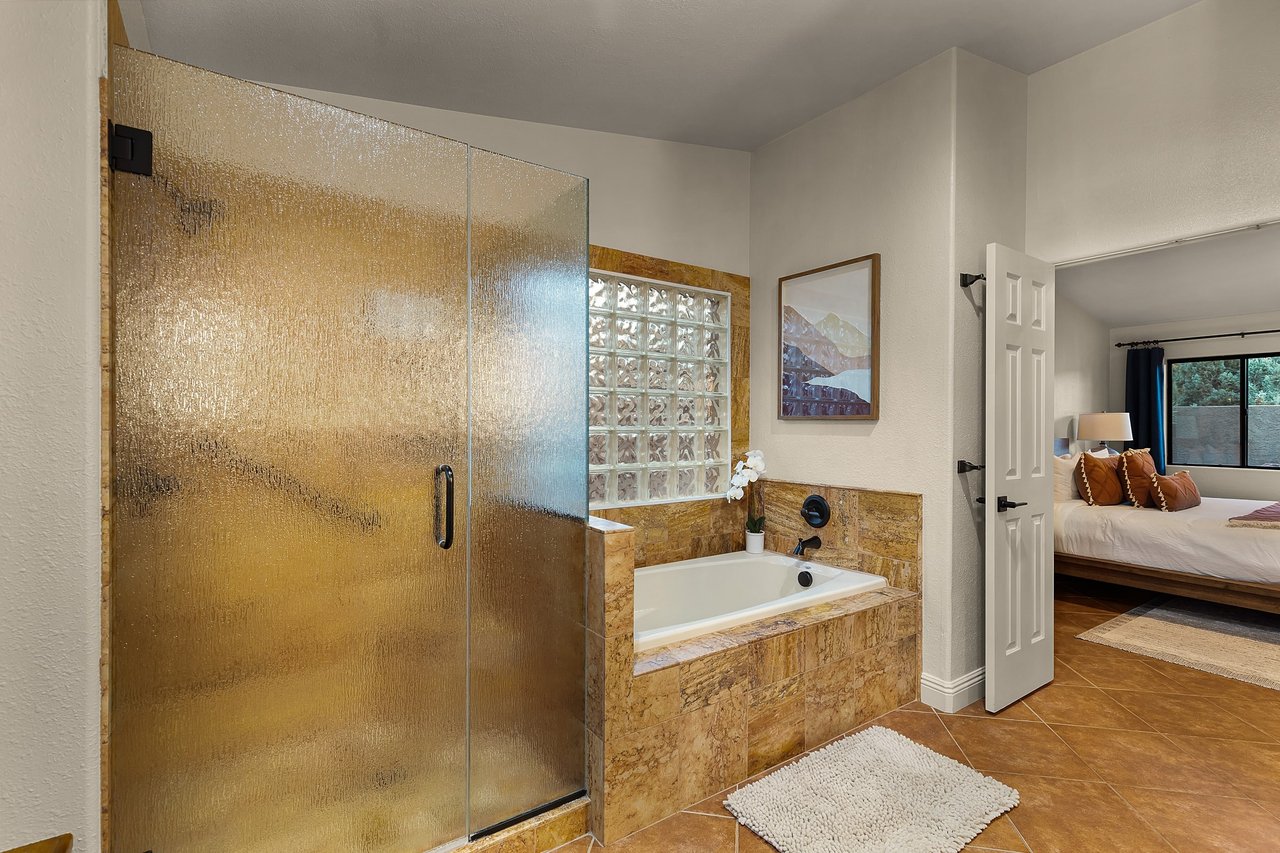 Splendor-Close to town, Huge Spa/Game Rm/Free Pets!