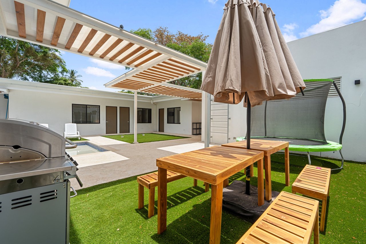 Castillo Blanco | Modern 4-Bedroom Home with Saltwater Pool – Walk to the Beach in Surfside, Playa Potrero