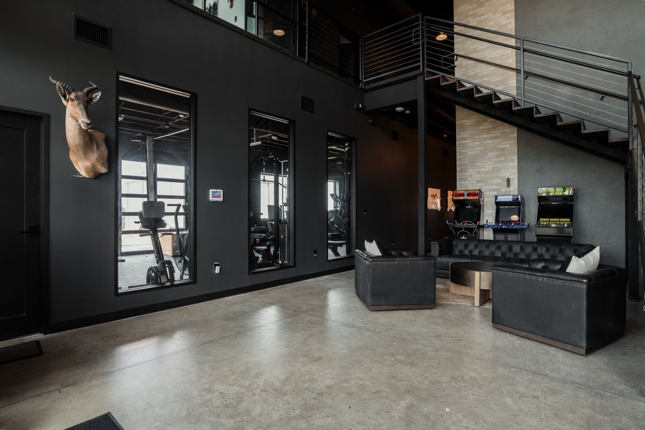 195 American Way - Commercial Warehouse For Lease