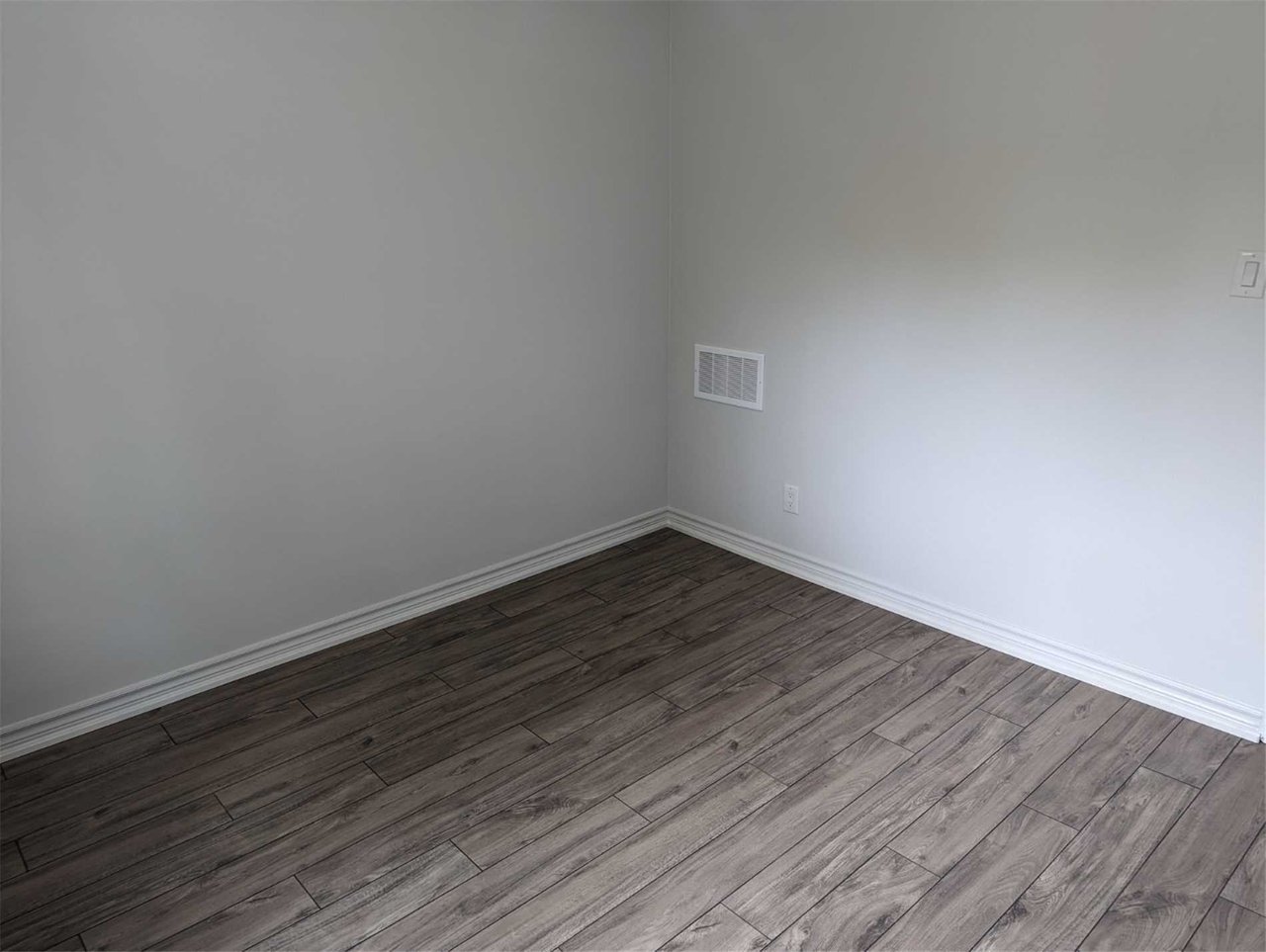 61 Mississauga Rd N 1