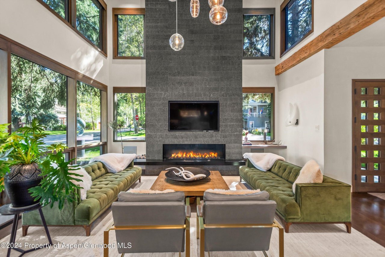 700 W Smuggler Street