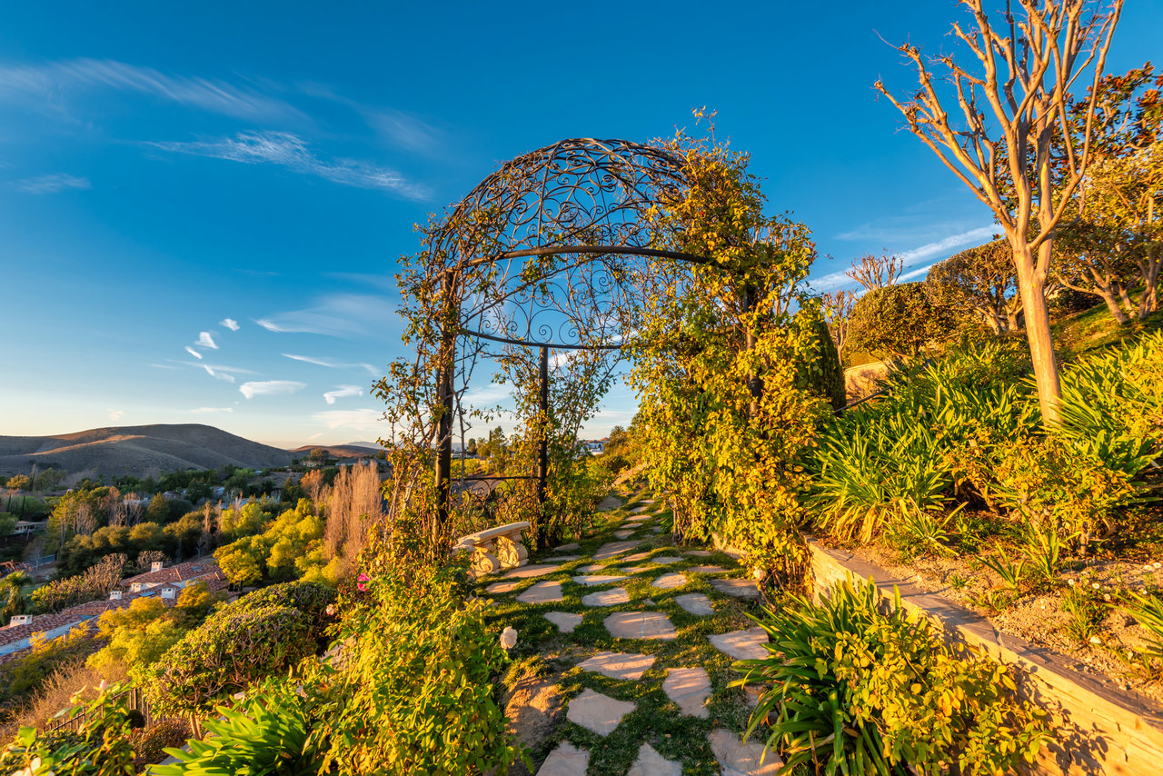 996 Vista Ridge Lane