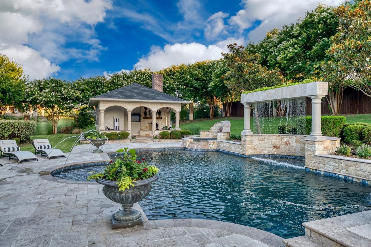 Exquisite Estate On 2.5 Acres - Heath, TX