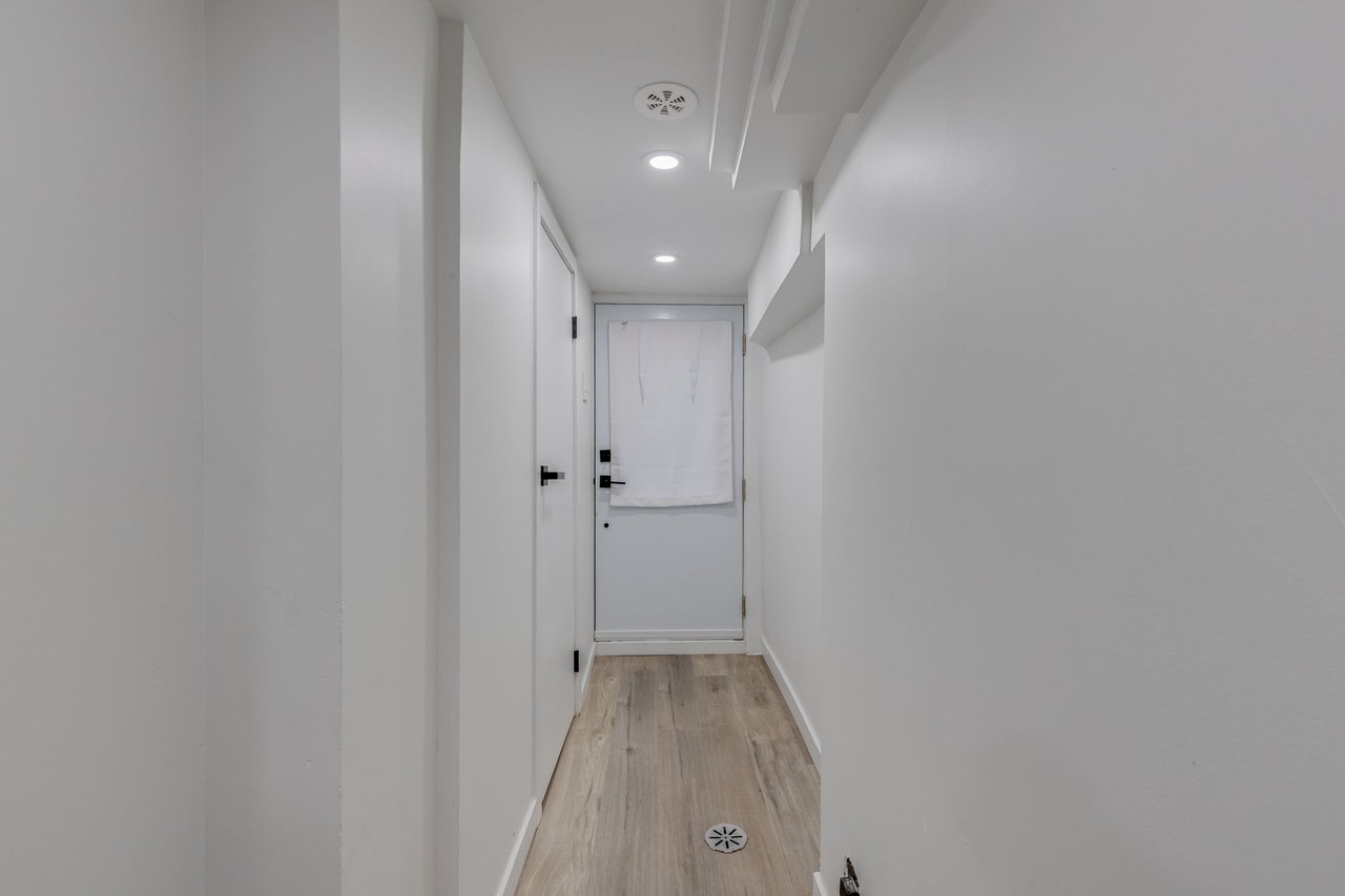 120 Glenlake Ave, Basement