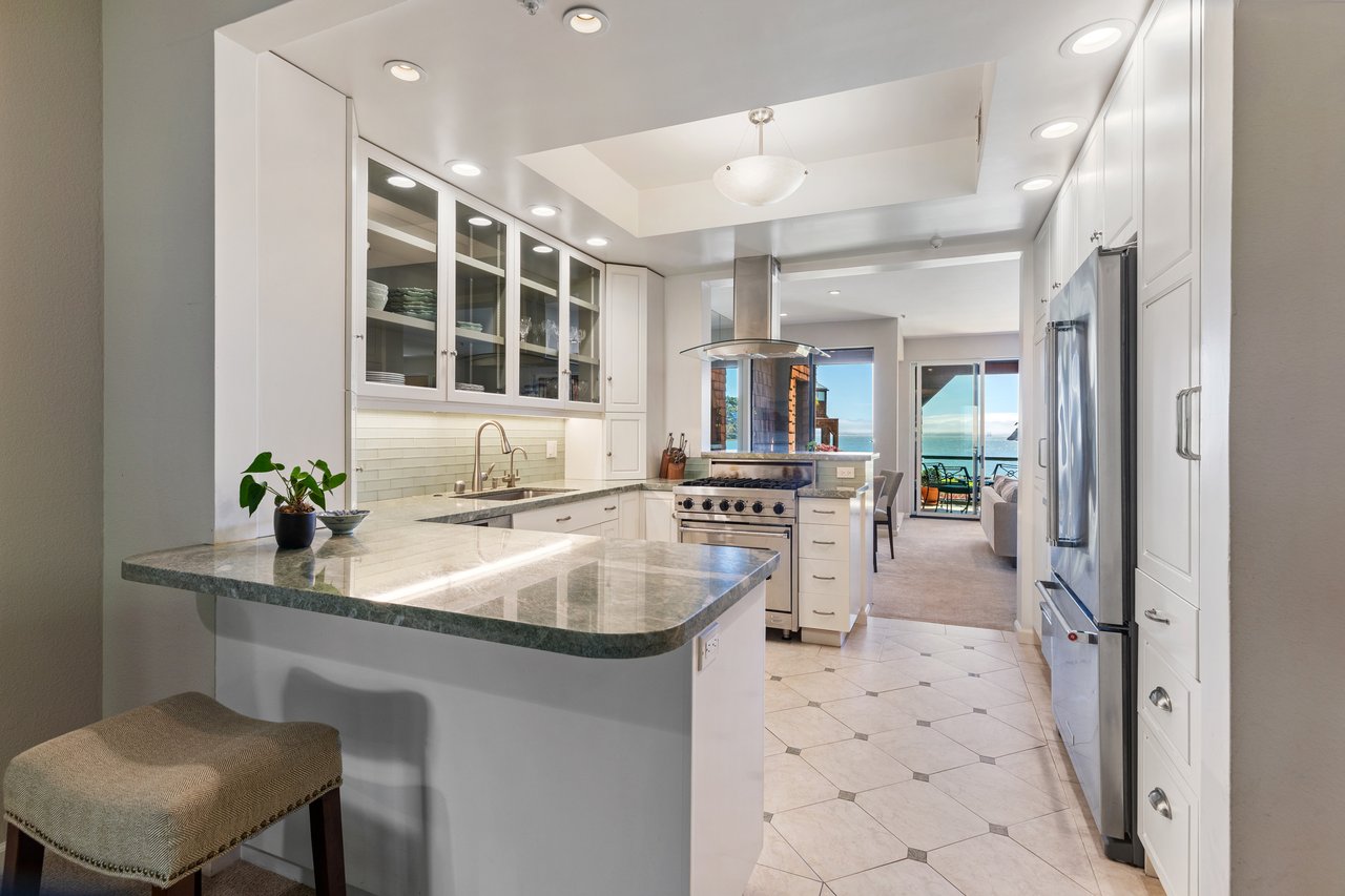 Luxury Condo with Sweeping Bay Views