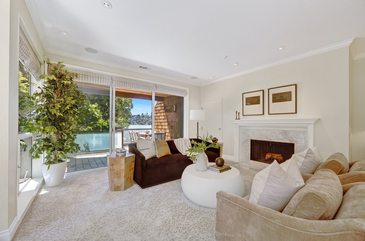 Luxurious End Unit in Point Tiburon