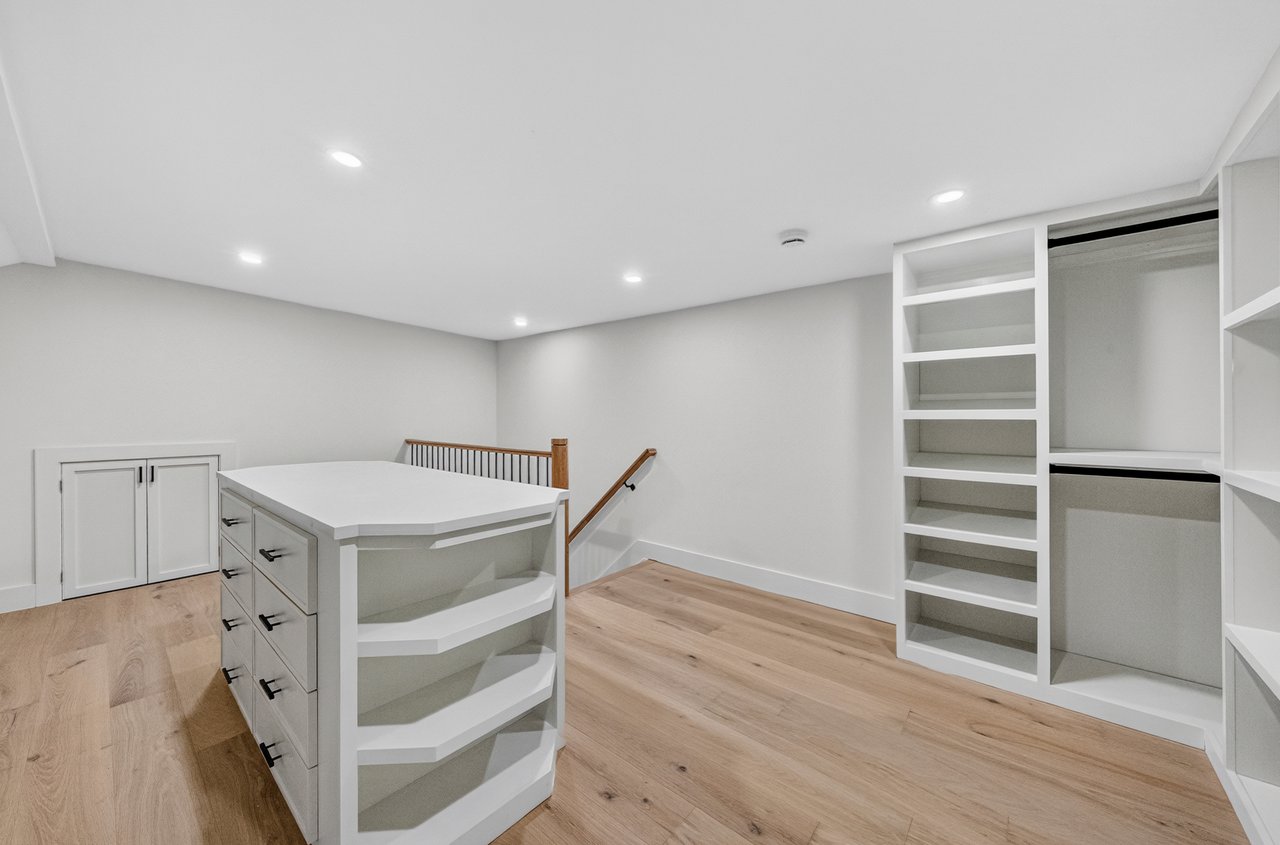 887 Linden Ave, Ridgefield, NJ 07657