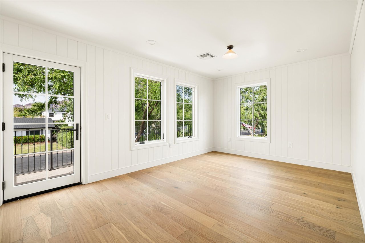 4835 E INDIANOLA Avenue