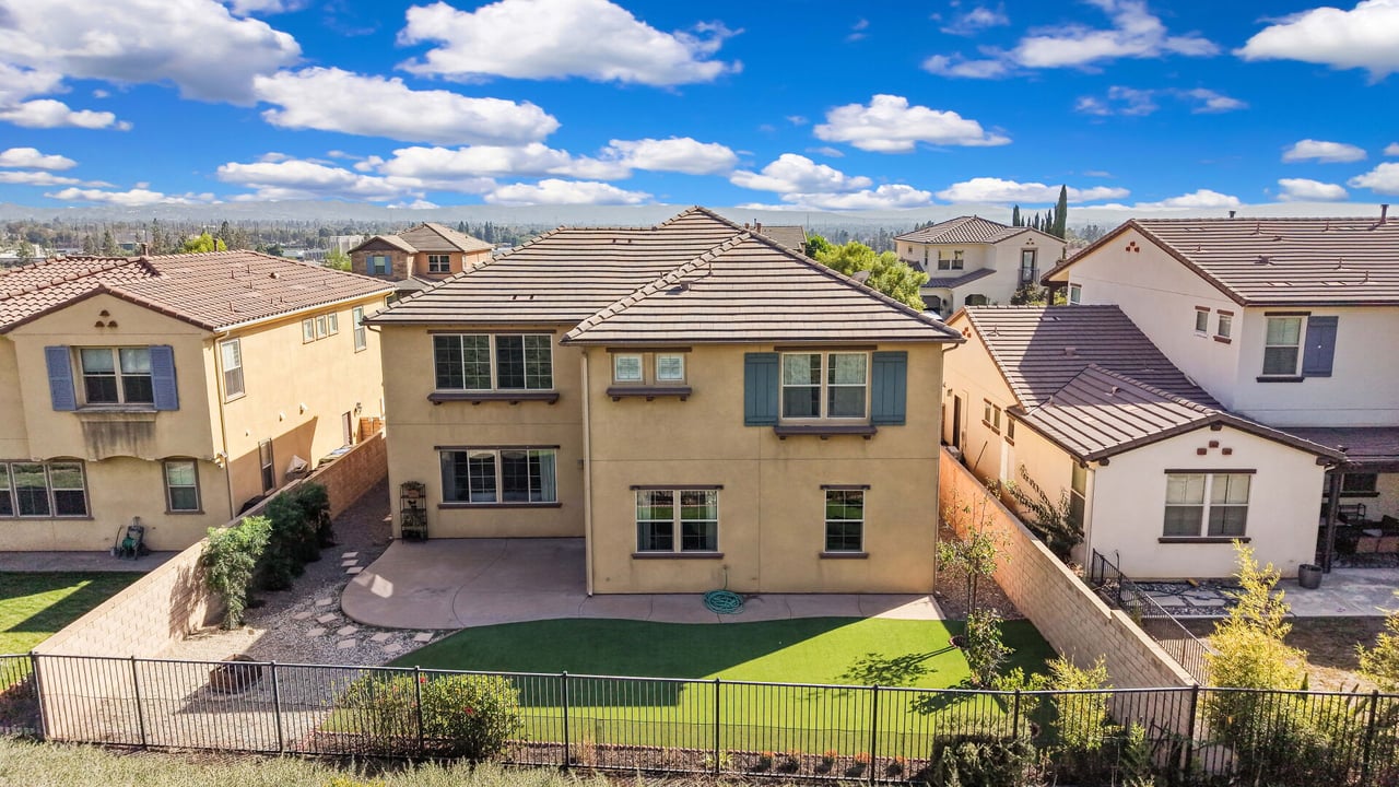 885 E Manresa