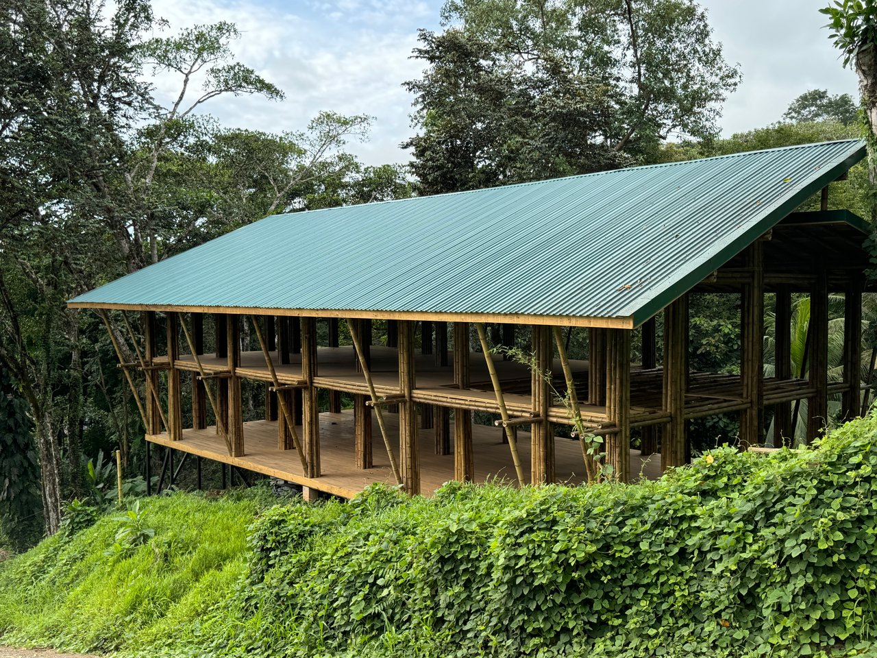 0.69 ACRES – Bamboo And Wooden Commercial Building On The Paved Coastal Highway Between Uvita And Ojochal!!!