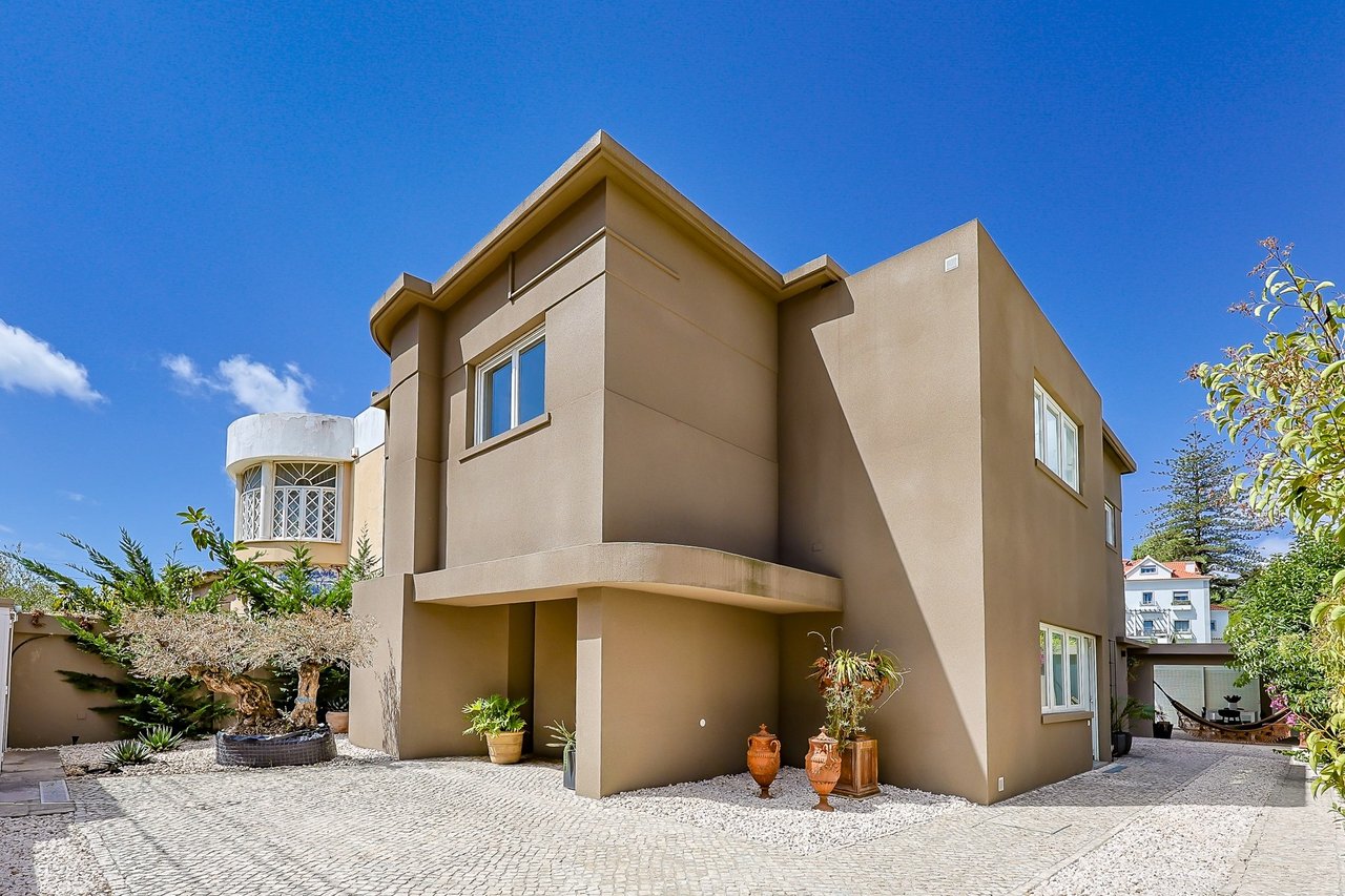 Stylish Renovated 5-Bedroom Villa with Pool in Monte Estoril’s Prestigious Avenida de Portugal