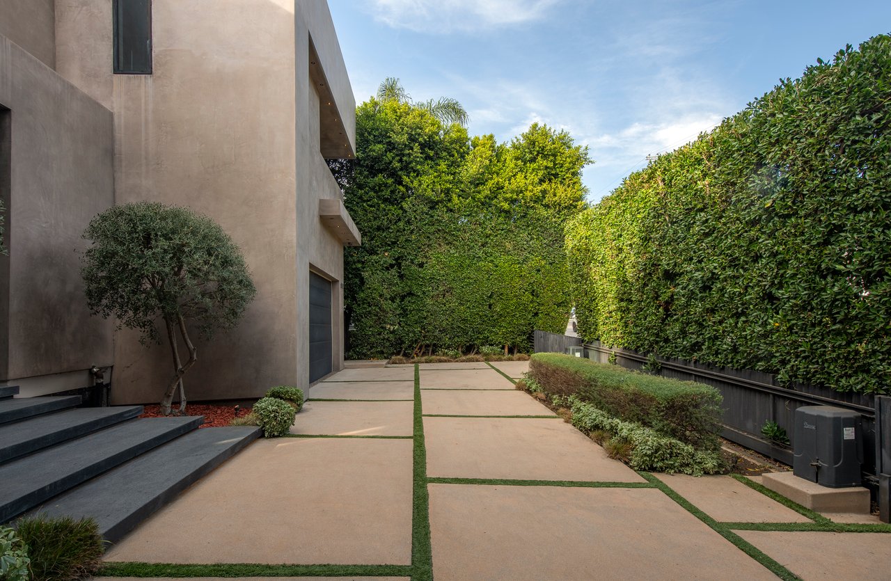 1845 Coldwater Canyon Dr