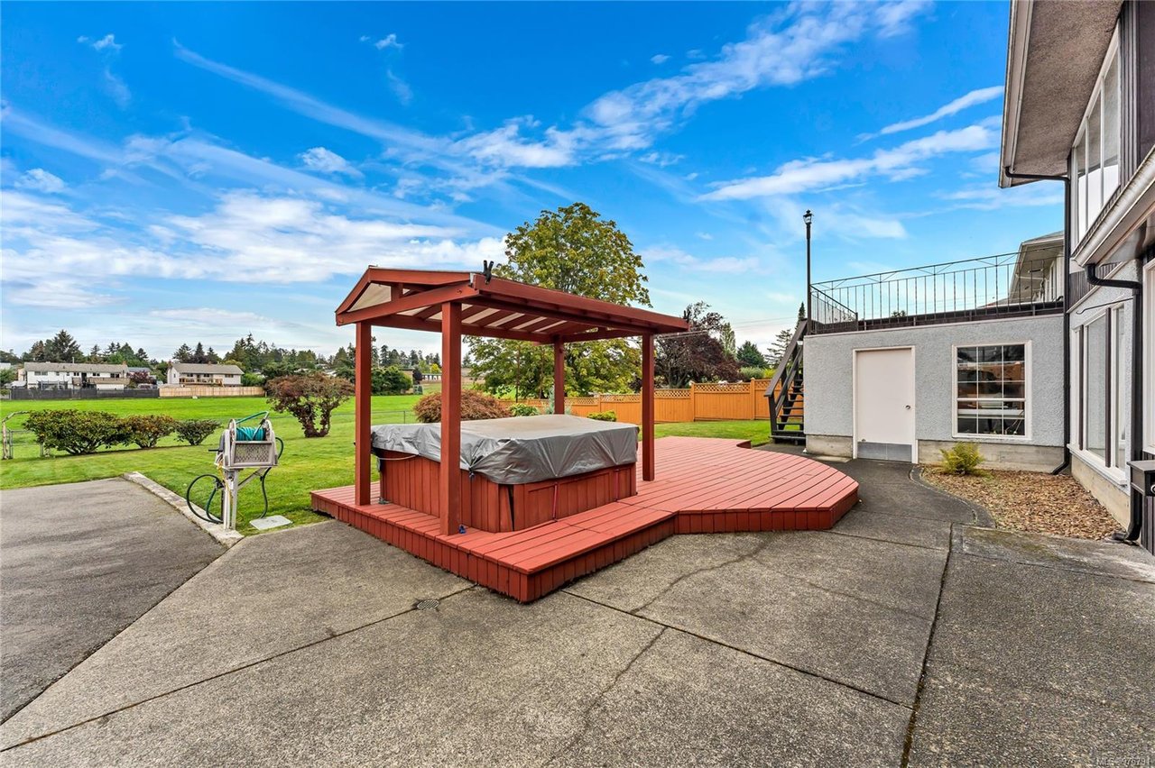 562 Baker St