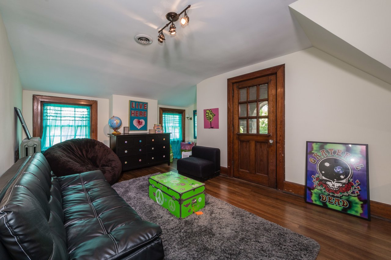 A CWE Historic Home on Cobblestone Pershing Place