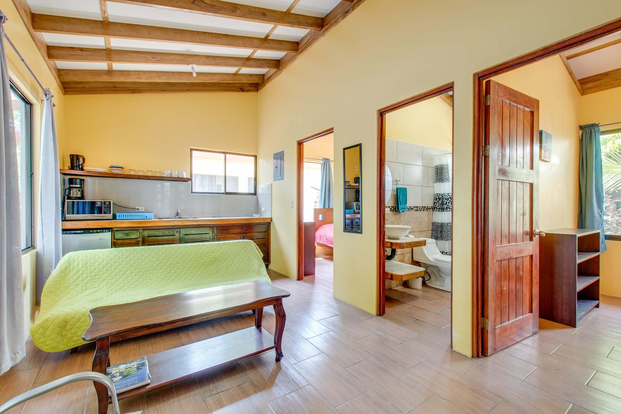 A highly-rated and high-occupancy resort with a hotel, cabins, on-site restaurant and a pool an easy 5-minute walk from PLAYA UVITA and Marino Ballena National Park!