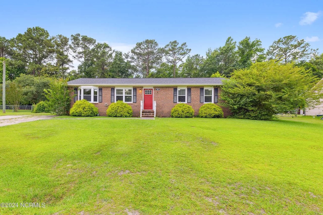 Home for Sale - 205 Carolina Dr, Jacksonville, NC