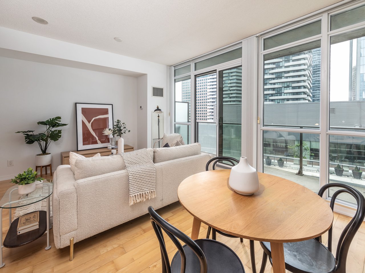 SOUTH SUITE IN MAPLE LEAF SQUARE