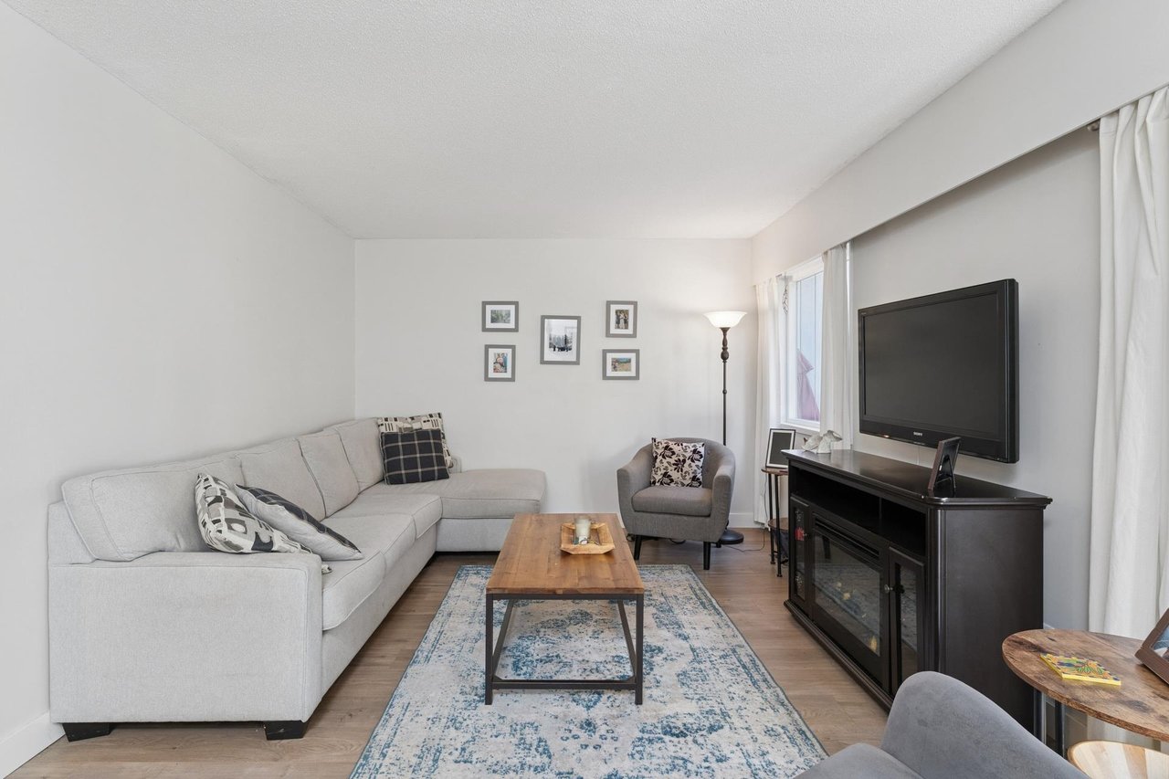 2060 Deep Cove Cres