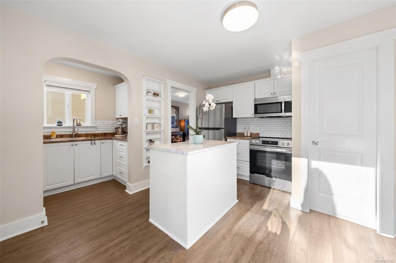 1123 Reynolds Rd, Saanich