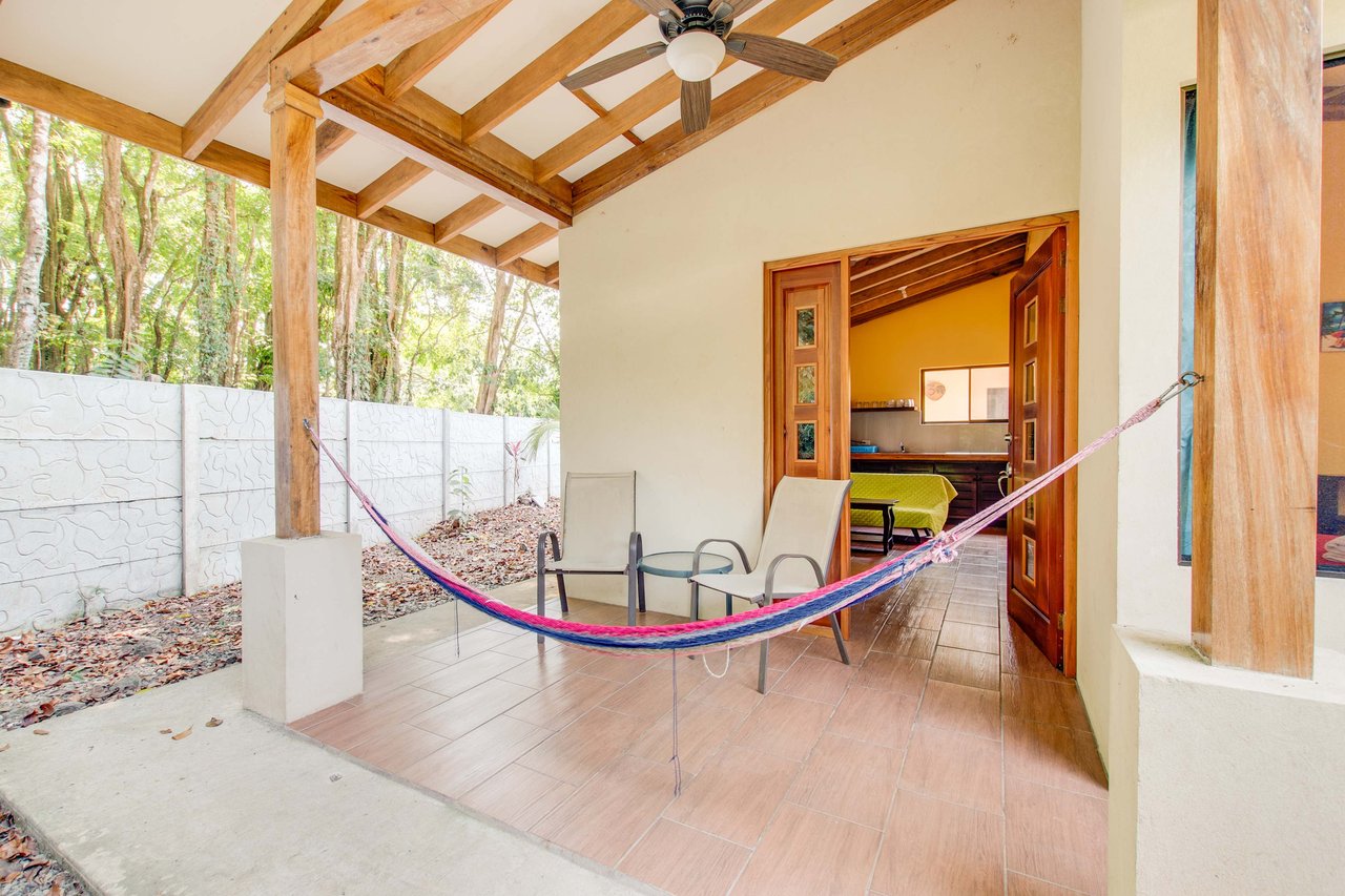 A highly-rated and high-occupancy resort with a hotel, cabins, on-site restaurant and a pool an easy 5-minute walk from PLAYA UVITA and Marino Ballena National Park!