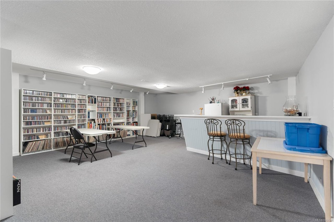 303-848 Esquimalt Rd, Esquimalt